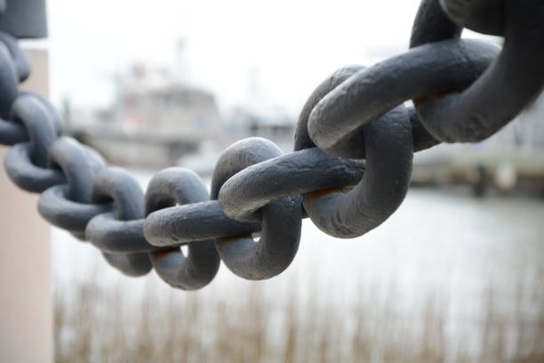 What are the structural characteristics of the anchor chain?